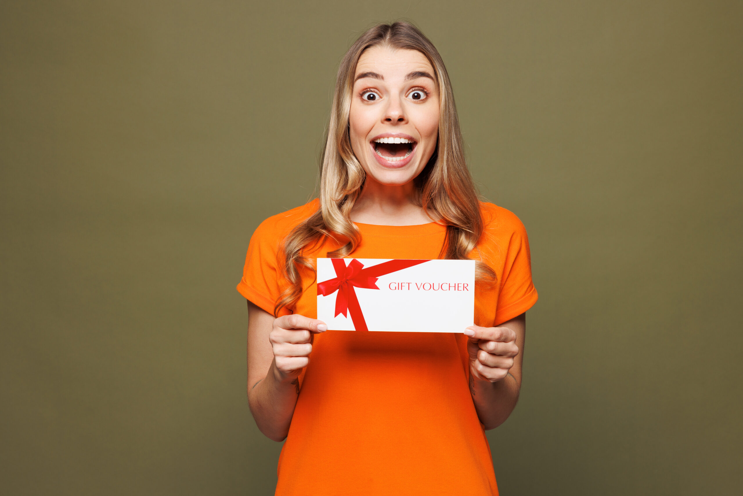 Frau mit coupon in de Hand