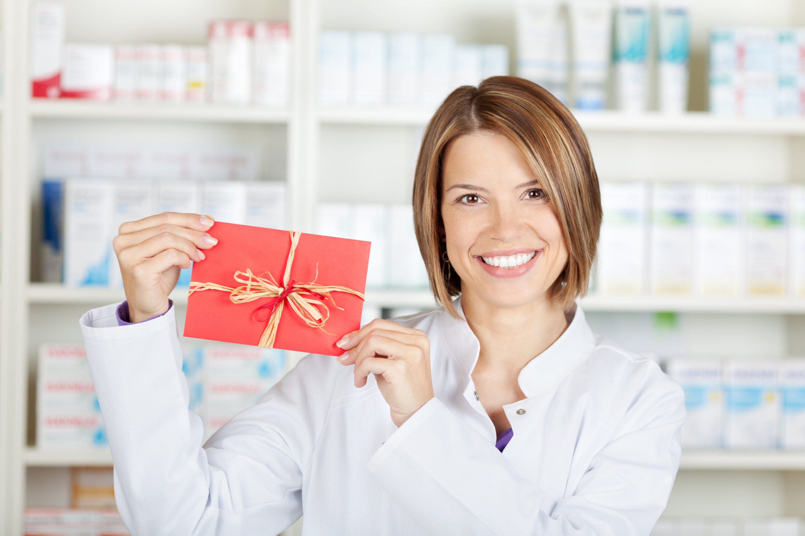 Apothekerin mit Geschenk